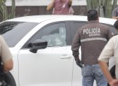 El vehículo en el que se movilizaba registra varios impactos de bala