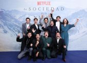 Elenco de la Sociedad de la Nieve en su premier en Uruguay.