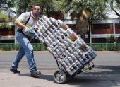 Labor.- Un trabajador moviliza cervezas mexicanas.