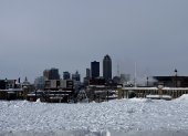 Una zona urbana cubierta de nieve hoy, en Des Moines, Iowa (EE.UU.). La ola de frío cubre ya gran parte de Estados Unidos con bajas temperaturas, nevadas y vientos gélidos.