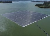 Foto muestra la mayor central solar flotante de Brasil, inaugurada en la presa Billings, en el estado de Sao Paulo (Brasil).
