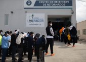 Migrantes esperan en el Centro de Retornados de Guatemala, tras llegar deportados desde El Paso, Texas (EE.UU.).