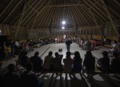 Una asamblea de integrantes de la comunidad de Sarayaku, de la nacionalidad indígena kichwa, en la selva amazónica ecuatoriana.