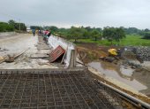 Se observa la obra de construcción del puente formal, mientras a un costado se observa el paso lateral arrasado.