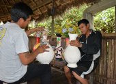 Labor comunitaria. Los hombres también se unen a la tarea de elaborar artesanías.