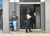 POLICÍAS.- La policía llegó hasta los exteriores del Municipio de Machala donde se refugió Frank Orellana.