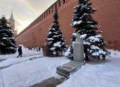 Vista de la tumba de Iósif Stalin y su busto, que se encuentran a los pies de las murallas del Kremlin y detrás del Mausoleo de Lenin en Moscú.