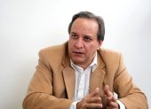 Simón Cueva es economista y académico quiteño. Doctor y magíster en Economía por la Universidad de París. Exministro de Economía del gobierno de Guillermo Lasso.