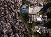 ACOMPAÑA CRÓNICA: BRASIL DESIGUALDAD AME1031. SAO PAULO (BRASIL), 20/01/2024.- Fotografía tomada con un dron que muestra la favela Paraisópolis frente a una zona de edificios de lujo, el jueves 18 de enero de 2024, en la zona sur de la ciudad de São Paulo (Brasil). Las élites concentran cada vez más riqueza en Brasil y a un ritmo tres veces mayor que la población general, un salto que no se veía desde los tiempos de la dictadura militar (1964-1985) y desafía el objetivo del presidente Luiz Inácio Lula da Silva de atajar la desigualdad. EFE/ Isaac Fontana