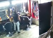 Los policías buscaban las armas en el centro de belleza de Daule, provincia de Guayas.
