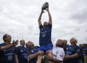 Varios de los sobrevivientes del equipo de rugby Old Christians Club se reunieron para rendir homenaje por los 50 años del accidente aéreo, el año pasado.