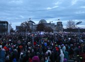 los manifestantes se reúnen frente al parlamento alemán Bundesta