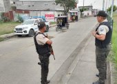 Uniformados de la Policía Nacional patrullan las calles y resguardan el control en Daule.