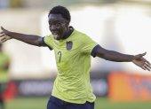 Yaimar Medina de Ecuador celebra su segundo gol contra Colombia, en un partido del Torneo Preolímpico Sudamericano Sub-23.