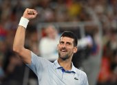 Novak Djokovic festeja tras su victoria aplastante ante Adrian Mannarino.