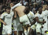 El defensa del Real Madrid Dani Carvajal (c) celebra con sus compañeros su gol ante el Almería.