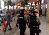 Resguardo.- Un grupo de policías dan protección en un centro comercial de Guayaquil.