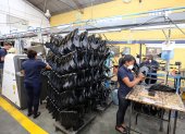 Labor. Un grupo de personas elaboran zapatos en empresa de Ecuador.