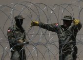 Miembros de la Guardia Nacional de Texas al reforzar la frontera con alambre de púas aceradas, debajo del Puente Internacional Reforma, frente a Ciudad Juárez (Chihuahua, México).