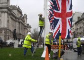 Labor.- Un grupo de trabajadores ponen las banderas de Reino Unido.