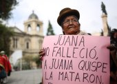 Una persona sostiene un cartel durante una protesta para exigir justicia por el asesinato de la concejala Juana Quispe en 2012, el 3 de enero de 2024, en La Paz (Bolivia).