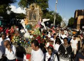 Devotos católicos dominicanos participan de una procesión para venerar a la Virgen de la Altagracia, "madre espiritual y protectora" del país, en la zona colonial en Santo Domingo (República Dominicana).
