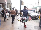 Bahía.- En Guayaquil, en la avenida Olmedo, vendedores informales, vocean sus productos.