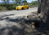 Baches y agujeros marcan este tramo de la Gaspar de Carvajal, en Tumbaco. Moradores piden que se repare la capa asfáltica en la totalidad de esta transitada vía.