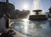 Fuente helada en Trafalgar Square, en Londres.