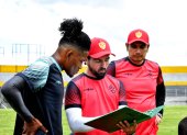 El entrenador Gerardo Espinoza (c) dialoga con sus pupilos sobre el estilo de juego.