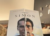El filme gira en torno a un joven venezolano, Simón, quien tras ser detenido y torturado en las protestas en Venezuela, huye del país y solicita asilo en Miami.