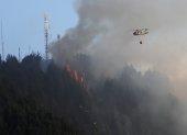 Un helicóptero combate este miércoles 24 de enero de 2024 un incendio forestal en el cerro El Cable, en Bogotá (Colombia).