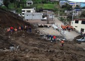 Rescatistas trabajan en la búsqueda de víctimas de un alud, en Alausí (Ecuador), en una fotografía de archivo.