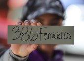 Detalle de un letrero sostenido por una mujer, que denuncia 386 feminicidios, durarante una marcha por el Día de la Mujer en Honduras, frente a la sede del Parlamento, en Tegucigalpa (Honduras).