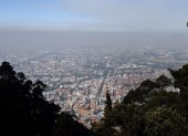 Fotografía de una capa de humo sobre la ciudad ocasionada por un incendio forestal hoy, en Bogotá (Colombia).