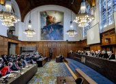 El presidente Donoghue y otros jueces, durante un fallo de la Corte Internacional de Justicia (CIJ) en La Haya, Países Bajos, sobre una solicitud de Sudáfrica de medidas de emergencia para Gaza, 26 de enero de 2024.