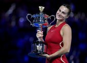 Sabalenka y su festejo tras alcanzar su segunda corona consecutiva en Melbourne.