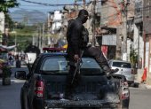 Situación. La policía vigila las zonas calientes de Río de Janeiro, pero la violencia criminal sigue azotando a las familias de la zona oeste de la ciudad.