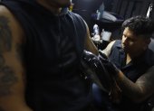 Coberturas. Tras el último estado de excepción que declaró la guerra a grupos terroristas, Jonathan ha recibido más clientes asustados por cubrir tatuajes que les pueda generar problemas.