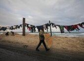 La ropa perteneciente a palestinos desplazados internos se seca en una cuerda durante un clima frío en la ciudad de Deir Al Balah, en el sur de la Franja de Gaza.