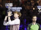 -FOTODELDÍA- Melbourne (Australia), 28/01/2024.- El italiano Jannik Sinner (i) levanta el trofeo Norman Brookes tras vencer en la final del Open de Australia al ruso Daniil Medvedev (d) en Melbourne, Australia. EFE/MAST IRHAM