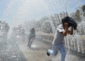 Las fuentes de agua en el parque Bicentenario son buscadas para aplacar el calor.