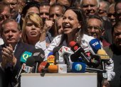 La líder opositora venezolana María Corina Machado ofrece hoy declaraciones a la prensa durante un acto de calle, en Caracas (Venezuela).
