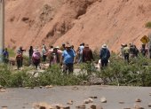 Varios campesinos bloquean una carretera en Cochabamba (Bolivia).