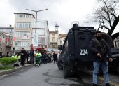 Soldados turcos vigilan el lugar de un ataque a la iglesia italiana de Santa María, en Estambul, Turquía.