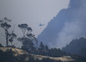 Un helicóptero combate este lunes 29 de enero de 2024 un incendio forestal en el cerro El Cable, en Bogotá (Colombia).