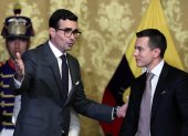 El presidente de Ecuador, Daniel Noboa (d), saluda al ministro del Deporte, Andrés Guschmer, en una fotografía de archivo.
