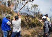 Personas intentan apagar un incendio, en la reserva ecológica ecuatoriana El Ángel, en la provincia de Carchi (Ecuador).