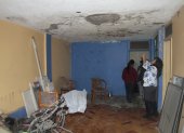 Entre humedad y destrucción vive Juan Ponce, se niega a abandonar su vivienda.