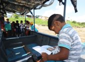 Lancha. El Aquabus, además de ser un medio de transporte para los niños, también es una biblioteca móvil mientras permanece amarrado al puerto.